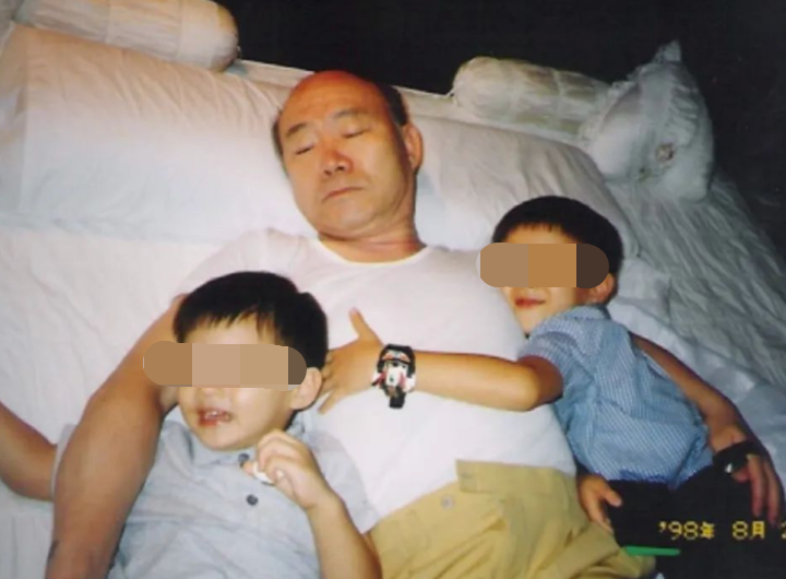 생전 전두환과 어린 손자들이 누워있는 장면.