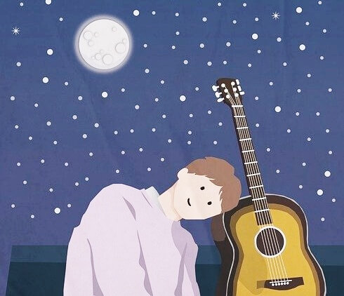달 밝은 밤에 한 소년이 기타에 기대어 생각하는 모습