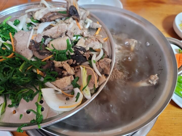 오리고기 밑 오리뼈와 함께 끓고있는 오리탕 사진
