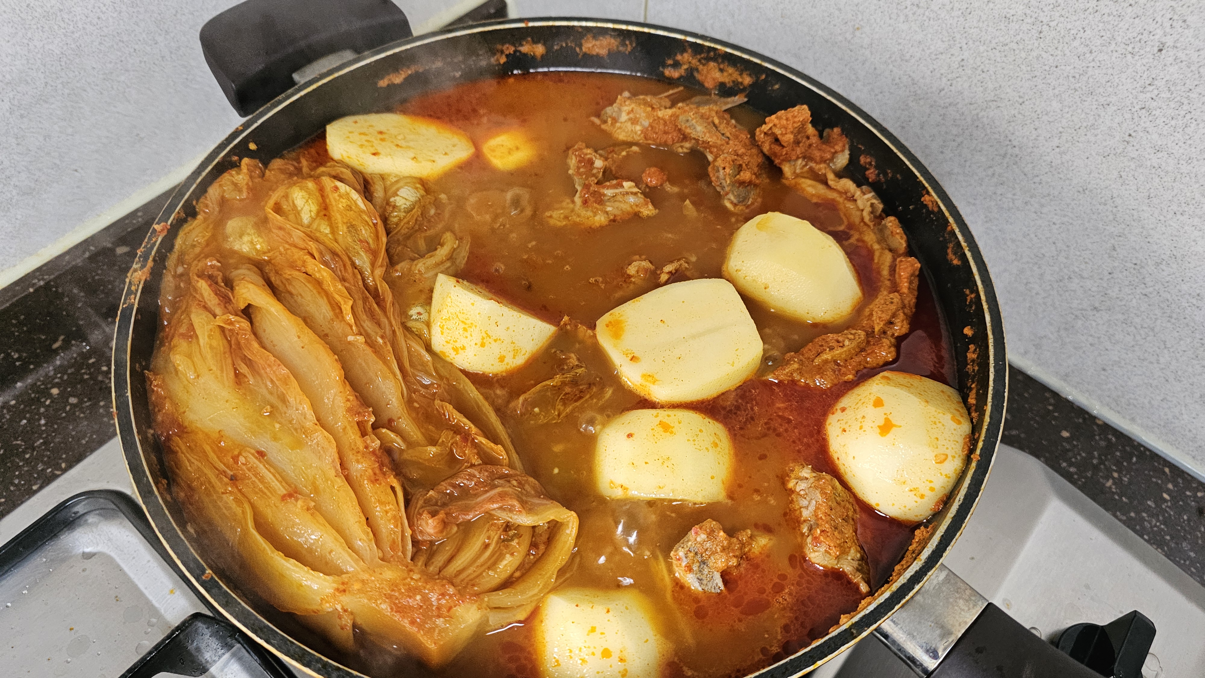 등뼈만 30분 삶은 후 양념하고 김치넣고 팔팔 감자도 넣고 팔팔