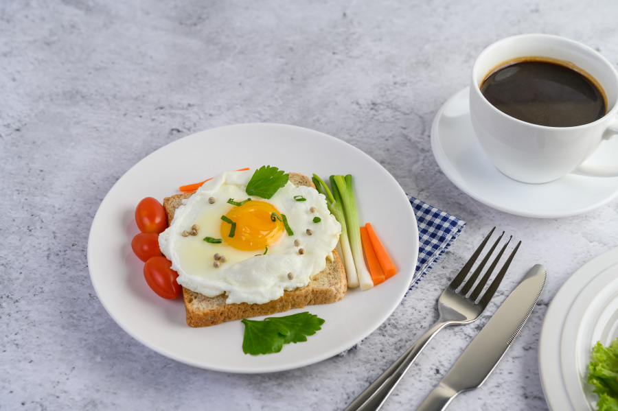 fried-egg-laying-toast-topped-with-pepper-seeds-with-carrots-spring-onions-900