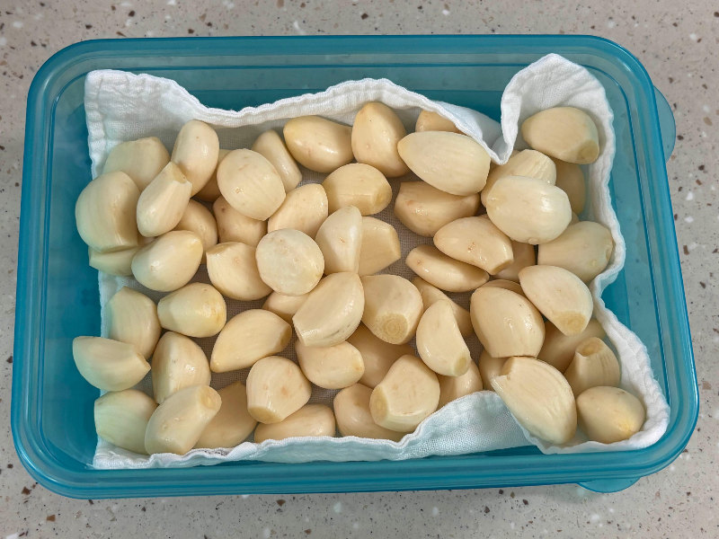 통마늘을 소창행주에 감싸 소량으로 보관한 상태.
K-Storing whole garlic in small amounts using cotton cloth inside a K-Miracle container.