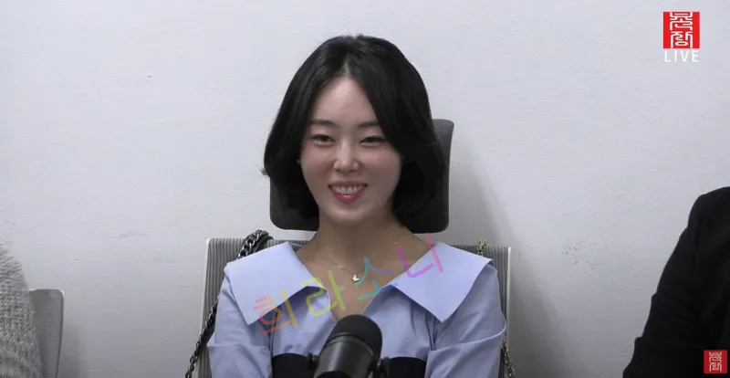 하늘색 블라우스를 입고 단발머리를 한 23기 옥순이 흰 벽 앞에서 미소 짓고 있다. 앞에는 검은색 마이크가 놓여 있으며, 화면 오른쪽 상단에는 '곤솔 LIVE' 로고가 보인다. 자막은 '희라소니'라고 적혀 있다.