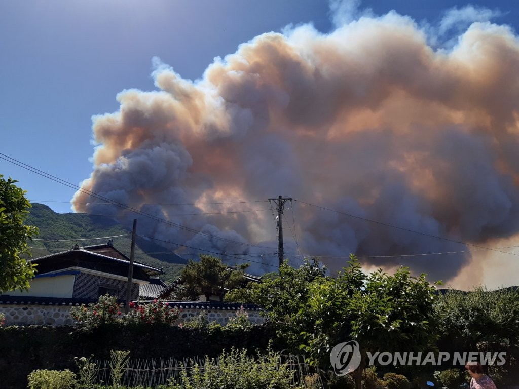  밀양 산불 화재 3단계 상향 불구름이 하늘을 뒤덮어 우주서도 보인다