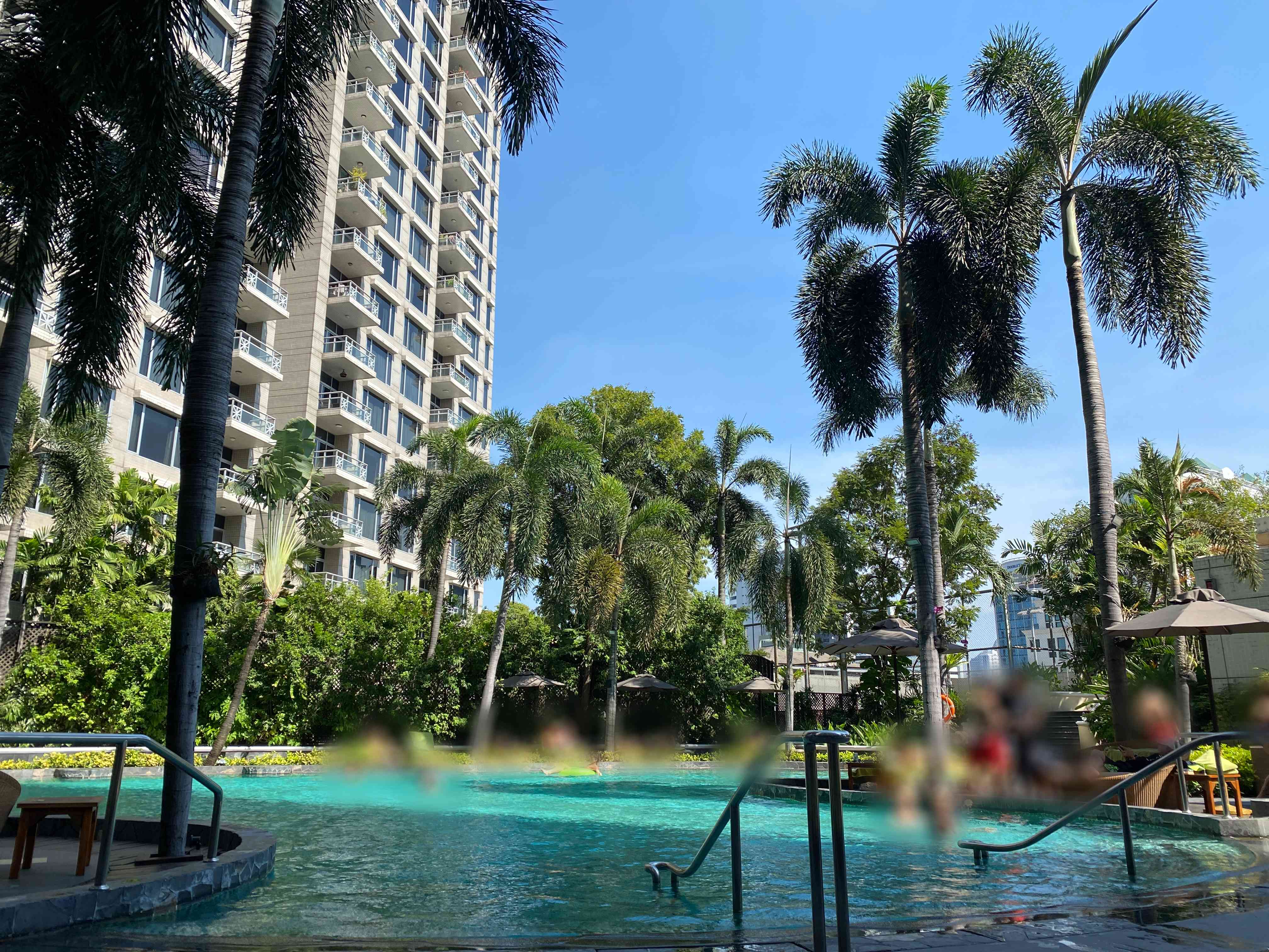 콘래드 방콕 야외 수영장