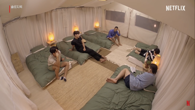 지옥도의 남자들이 숙소에서 자유롭게 대화를 하는 장면입니다