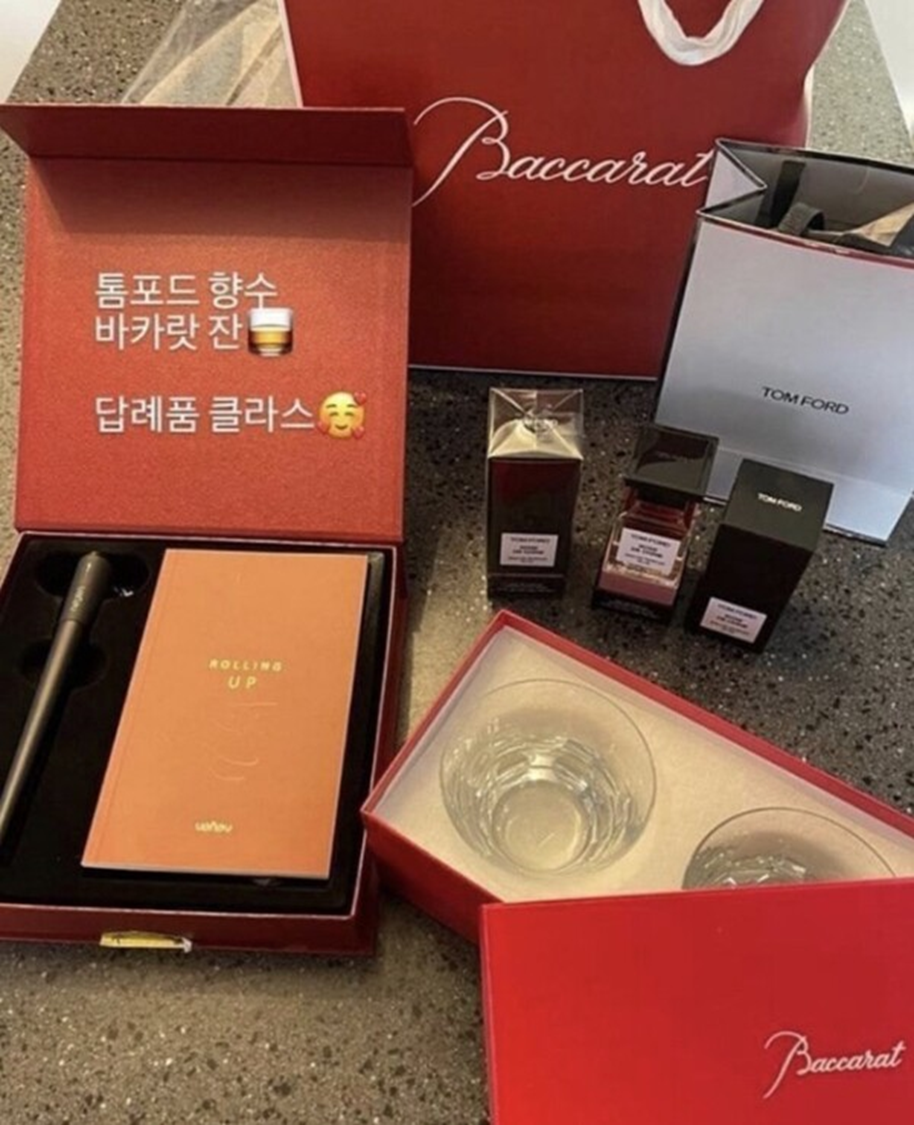  손예진, 현빈 결혼식 답례품 (뷰티 디바이스 롤링업, 톰포드 향수와 위스키잔 벨루가 텀블러), 결혼식 비용 약 1억 3천만원.