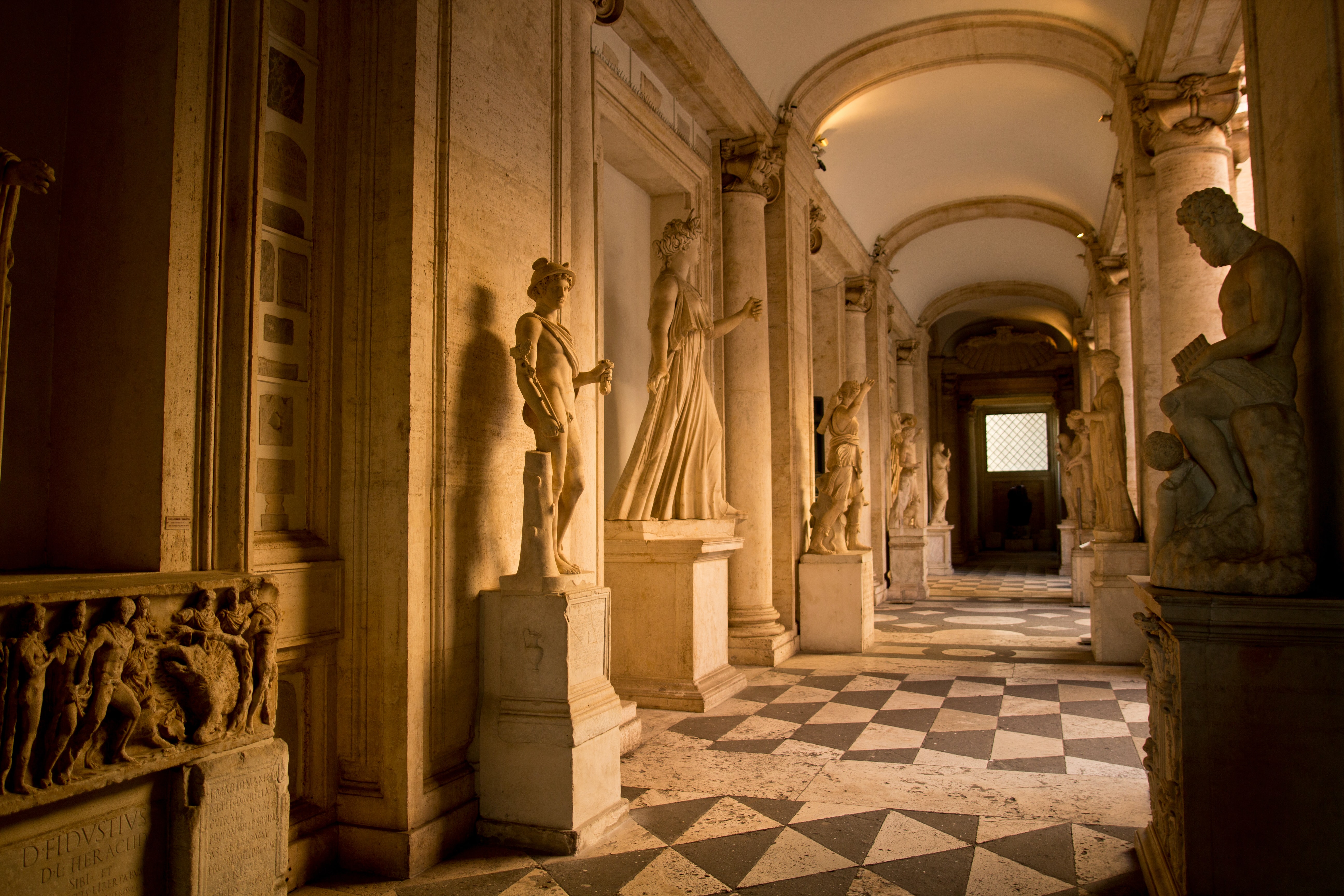 카피톨리노 박물관에서 조각상들이 나란히 서있는 모습