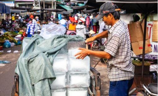 베트남얼음장수가-얼음을-자르는-모습