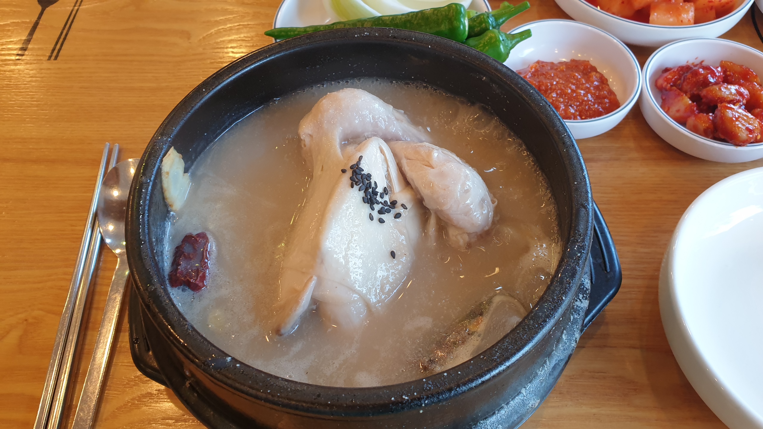  언제 먹어도 늘 한결같은 맛, 지호 삼계탕
