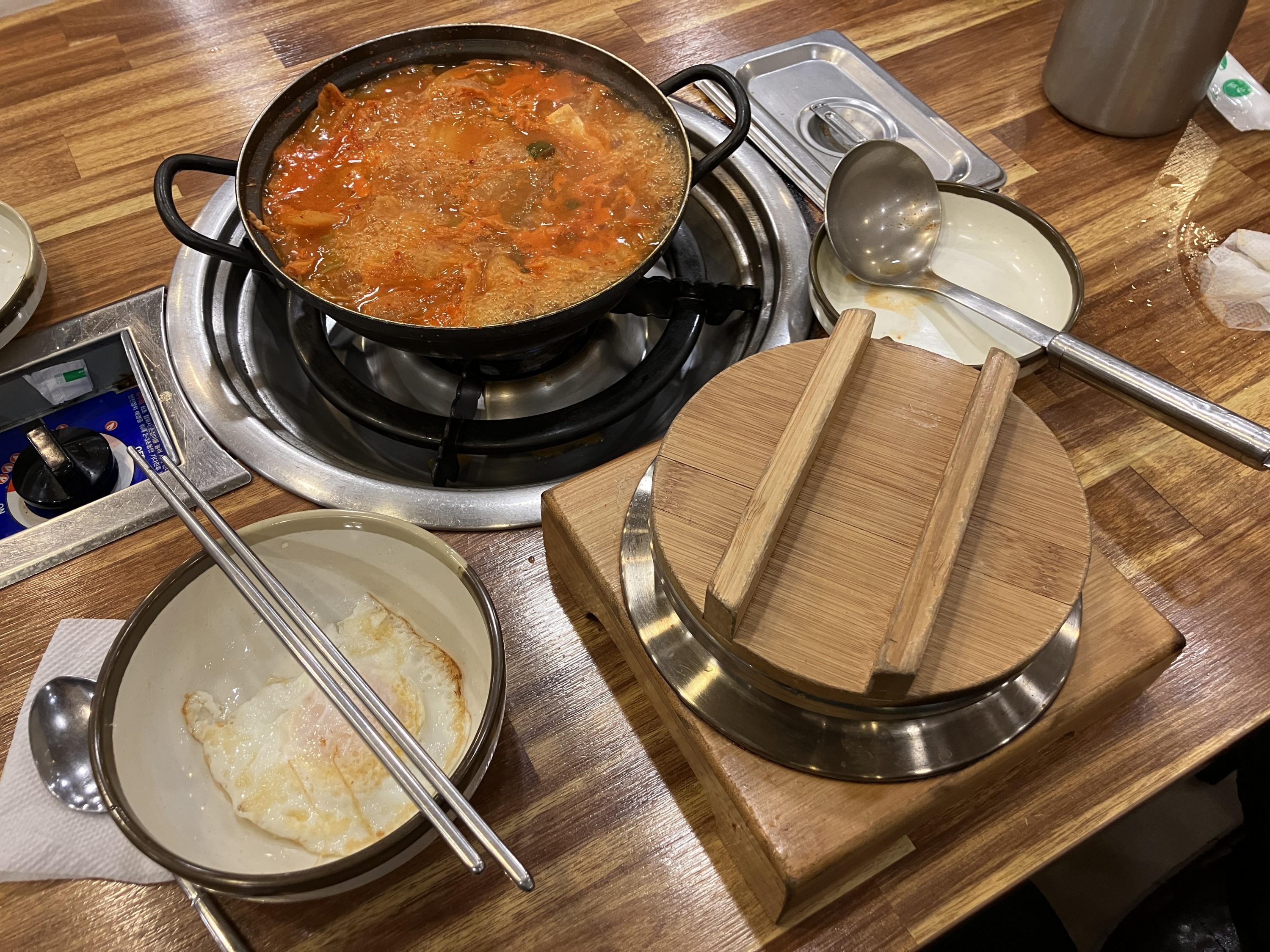 월수금통돼지 김치찌개 밥과 찌개
