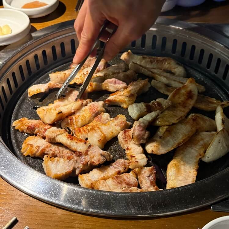 맛있게 구워주는 사진