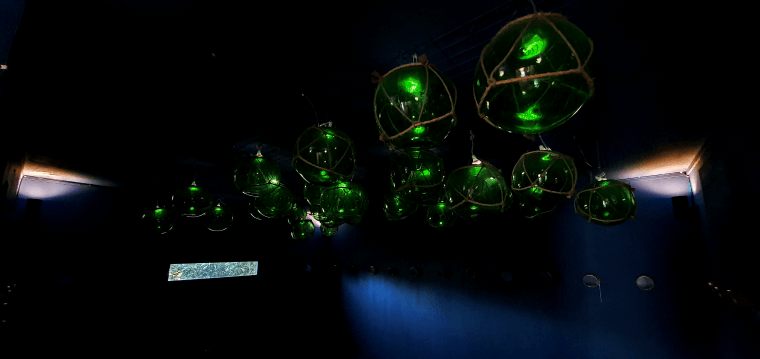 공원 내 전시관 내부. 초록빛의 유리조명
