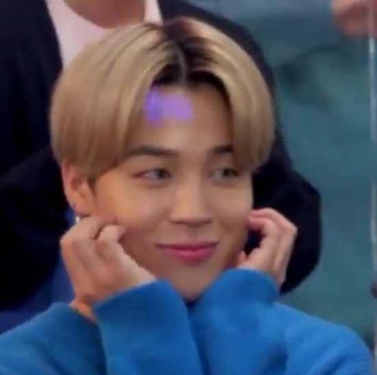  방탄소년단 지민, 광고 비하인드서 꽃받침으로 '청량미' 폭발