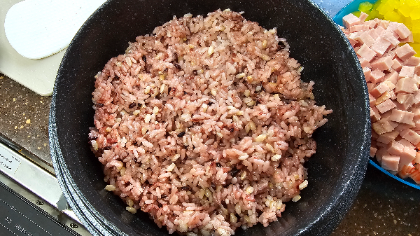 참기름을 솥에 바르고 밥을 얹습니다