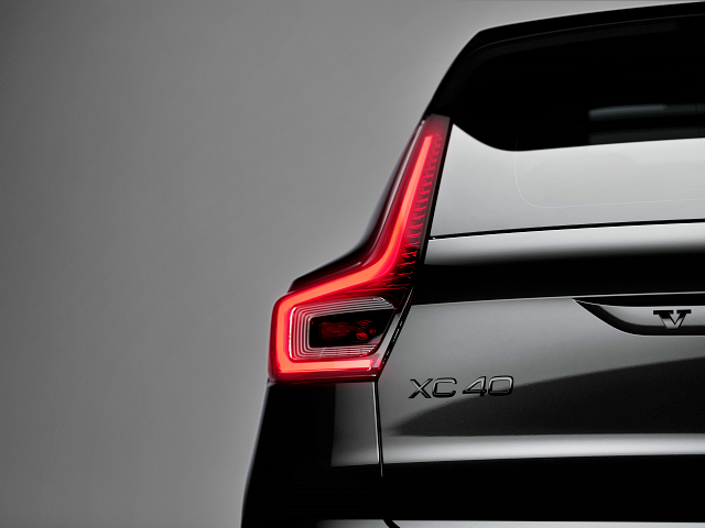 볼보 XC40 하이브리드의 테일램프 클로즈업, 하이브리드 기술과 조화를 이루는 세련된 디자인이 시선을 끔