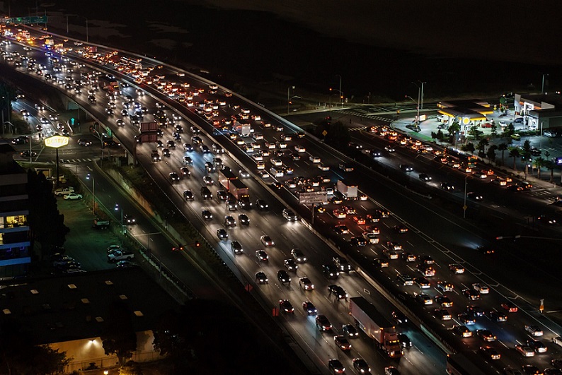 밤-넓은-도로-많은-자동차