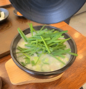 부자왕돼지국밥 순대국밥에 부추 가득 넣어 먹기