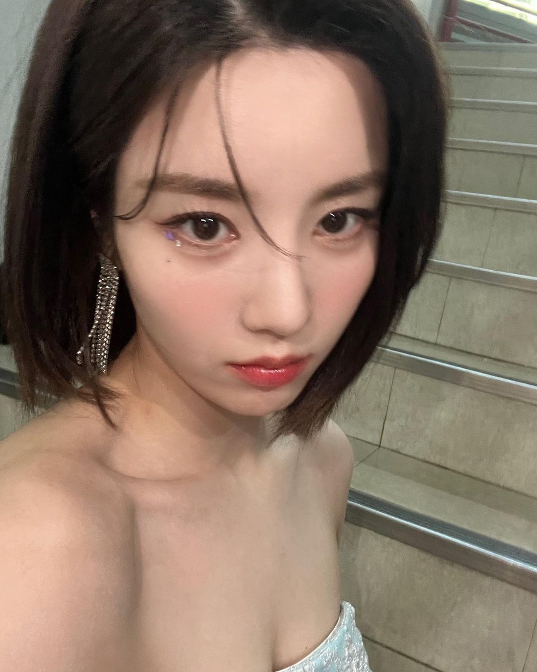  권은비 무대 후 계단에서 인스타그램 업데이트 2204