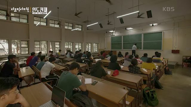 다큐 인사이트 - KBS인도 천재 - 1부 인도공과대학] 인도의 인구는 중국을 추월해 인구 1위 국가로 올라섰다.ts_20230508_202100.184.jpg