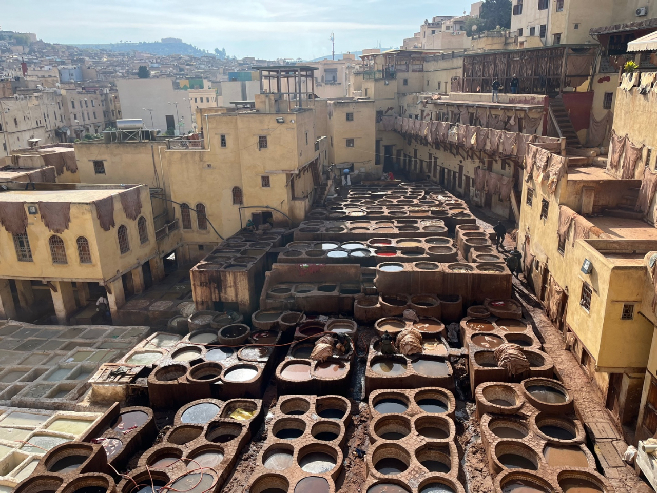 모로코 페스(Fes)에 있는 추아라 제혁소(Chouara Tannery)의 모습. 그것은 도시의 3 개의 무두질 공장 중 가장 크고 오래된 것입니다.