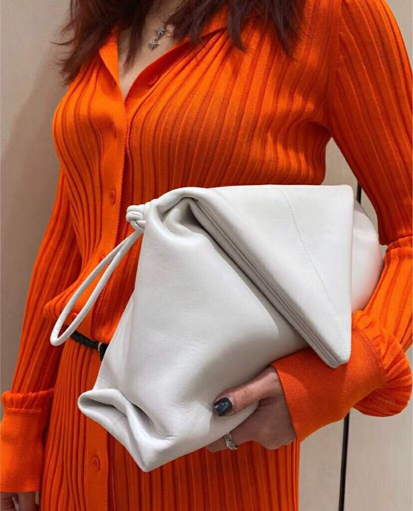 [BOTTEGA VENETA] 보테가 베네타 엔벨로프 ENVELOPE 스몰 레더 클러치 파우치백 (4 COLOR)