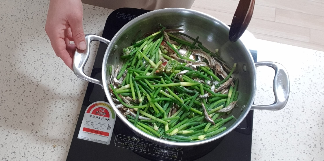  냉동 마늘쫑 멸치 볶음으로 밑반찬 만들었어요