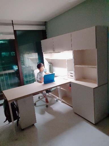 책상에서 태블릿을 보는 우