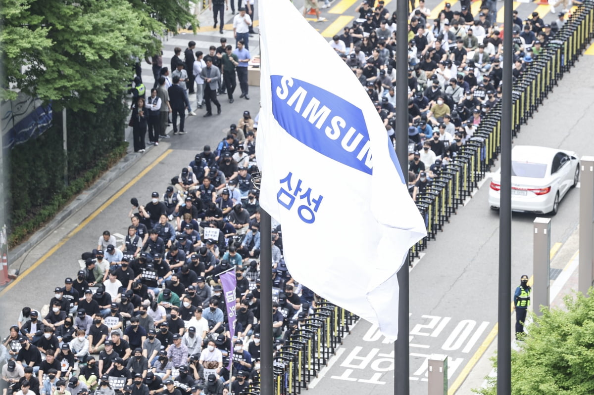 지난 5월24일 삼성전자 사옥 앞에서 전국삼성전자노동조합 문화행사가 열리고 있다.