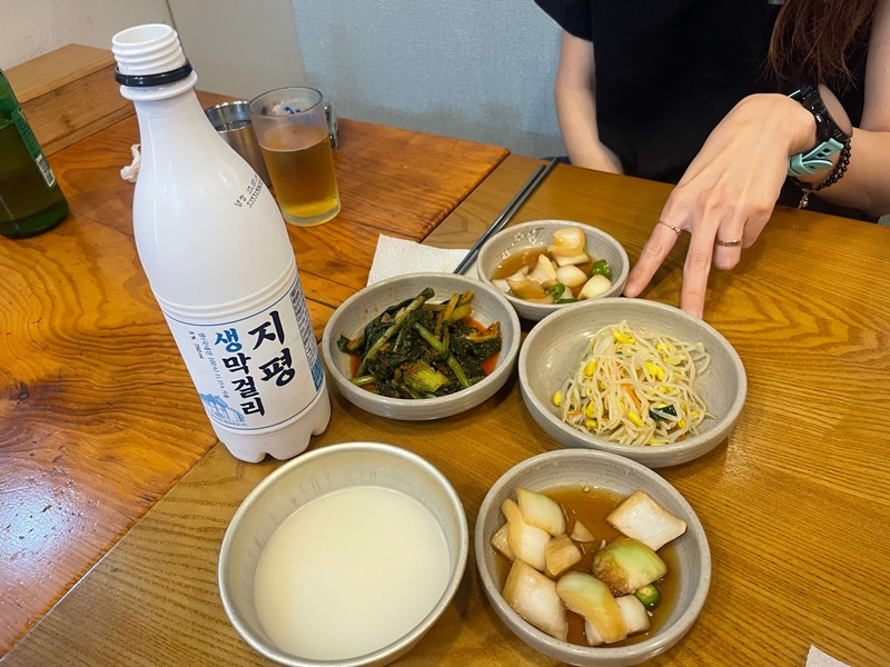 모든점이_나오기전_기본찬에_막걸리부터_한잔