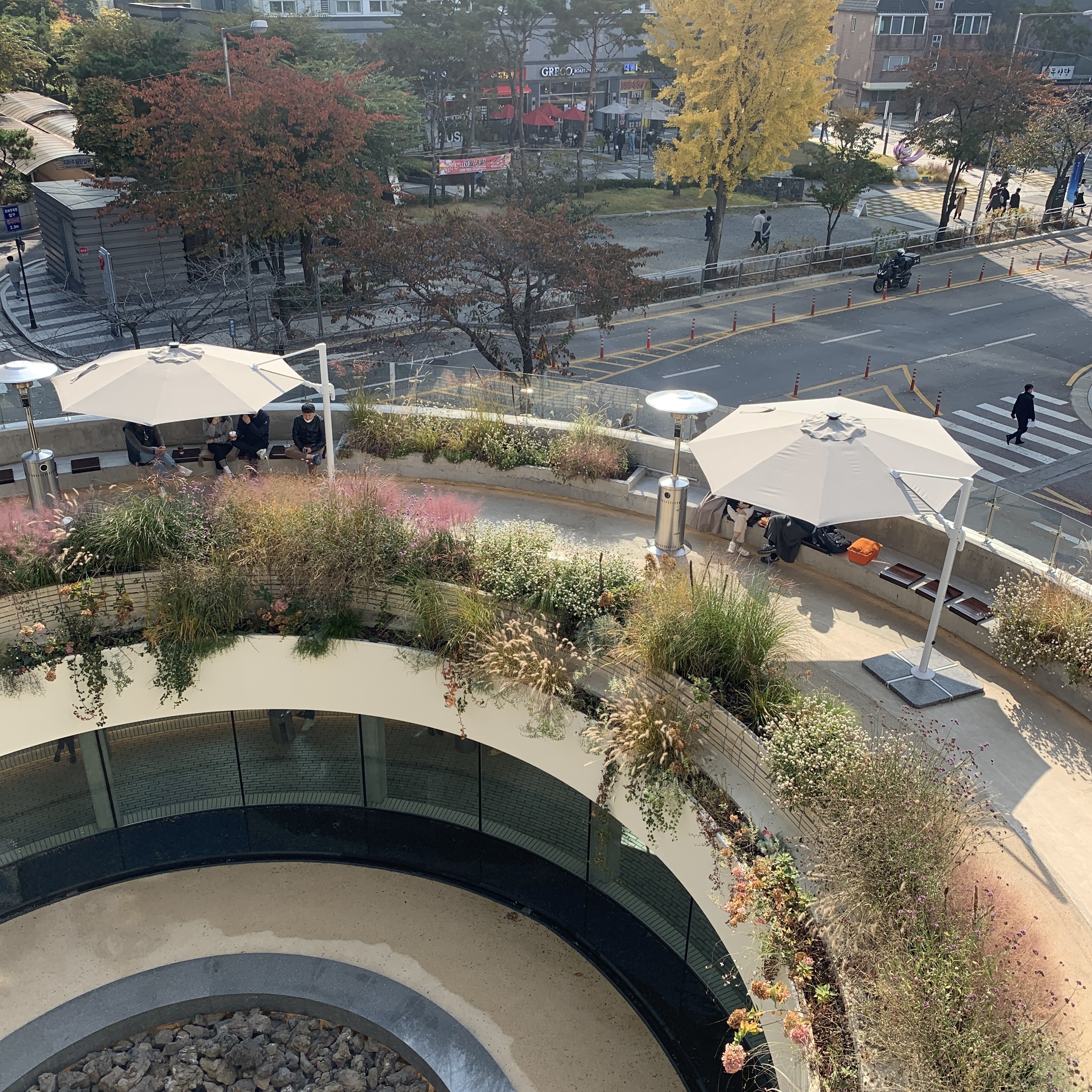  오피스 빌딩 속 왕 큰 카페 가산 인크 커피(INC COFFEE)