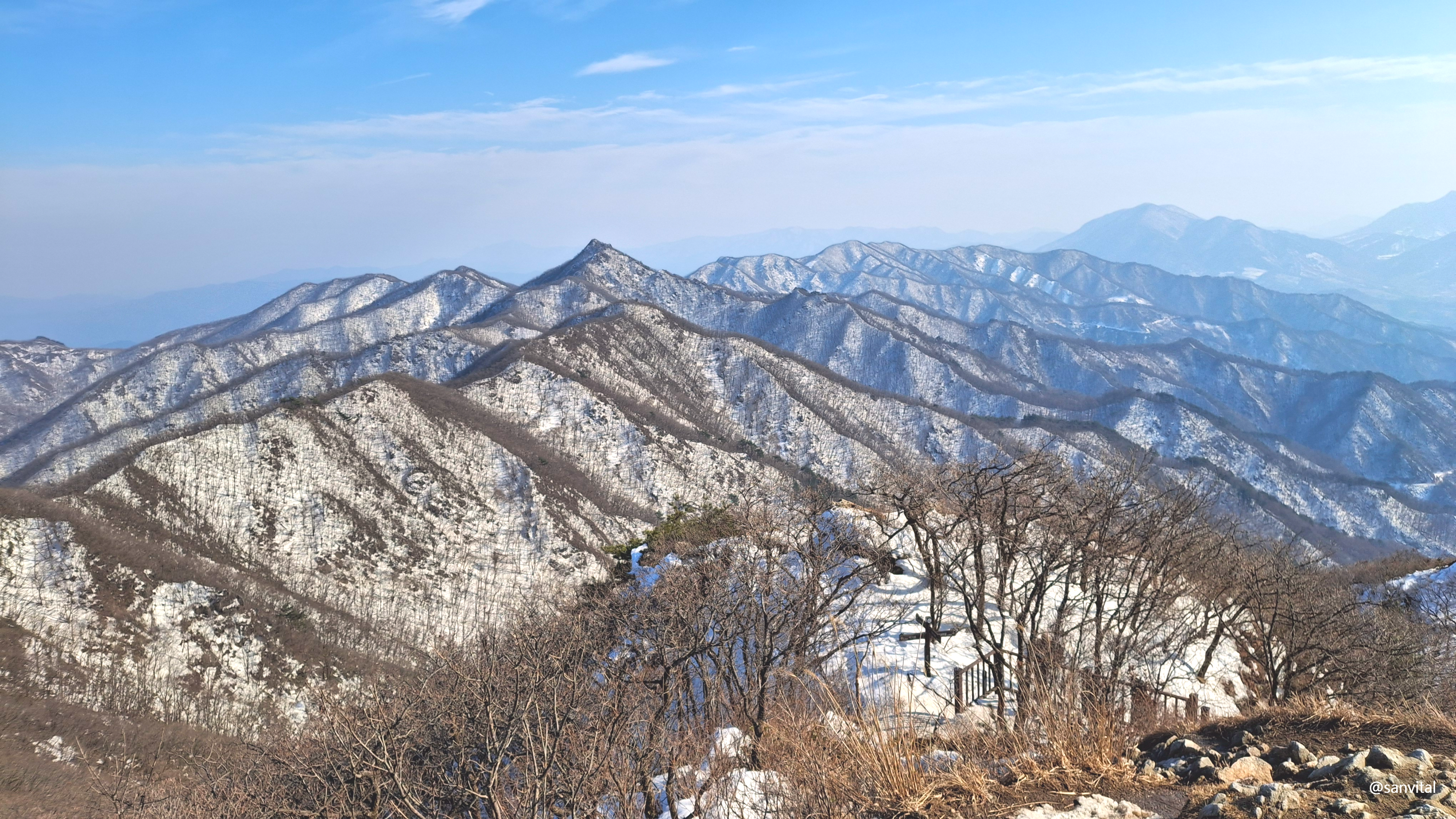 민주지산에서 석기봉, 삼도봉 조망