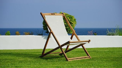 바다가 보이는 정원 잔디 밭에 놓여 있는 의자