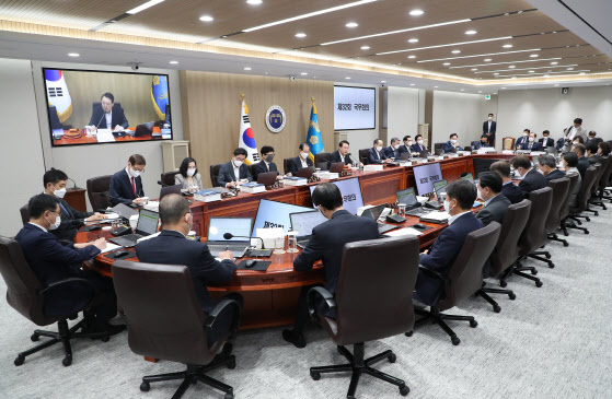  尹, 보수층도 등 돌렸다.."국정동력 타격 심각"