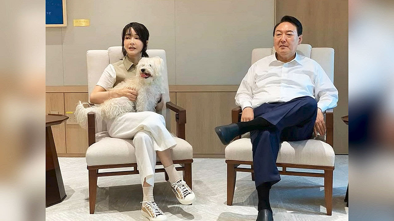  김건희 여사의 집무실 사진 논란, 경계해야 할 이유 김 여사의 팬클럽 김건희 여사 친오빠는 적극적 집무실 사진도 일부 기자들에게 전송 공적 영역 안에서 관리할 일 관여 리스크