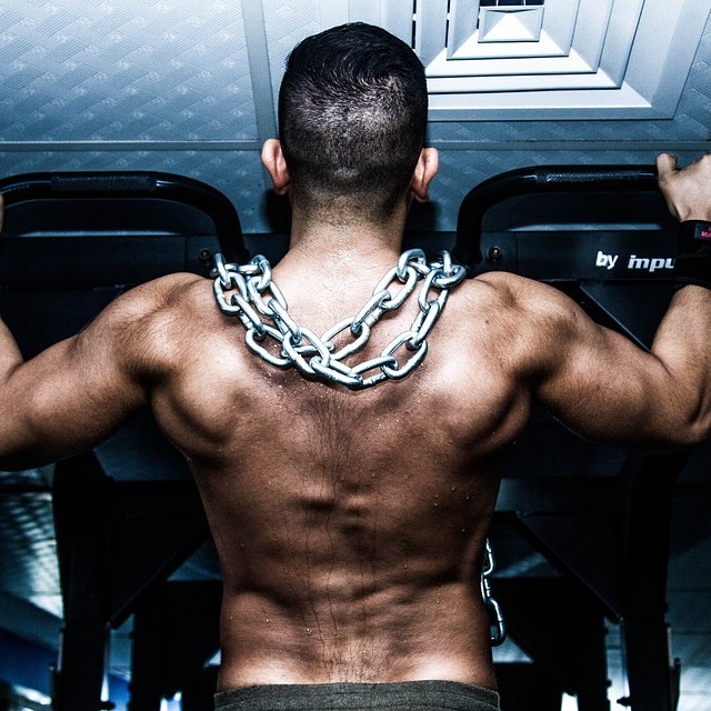L-카르니틴(L-Carnitine)의 운동능력 향상 효과를 표현하기 위한 근육질 남성이 운동하고 있는 사진