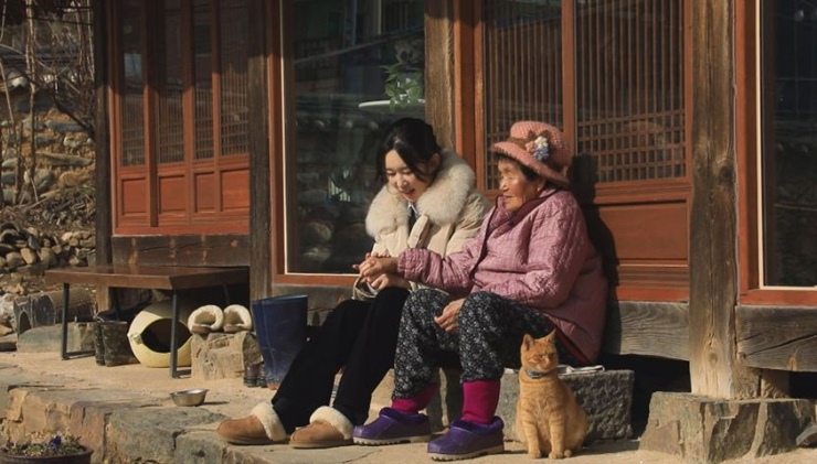 할머니와-앉아-있는-손녀