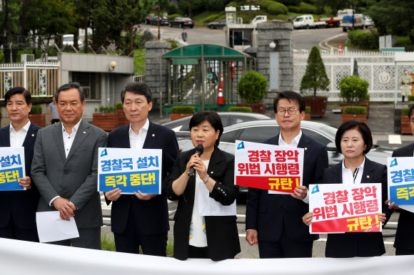  대통령 탄핵 경고 꺼내든 민주 "촛불 없이도 스스로 무너진 꼴