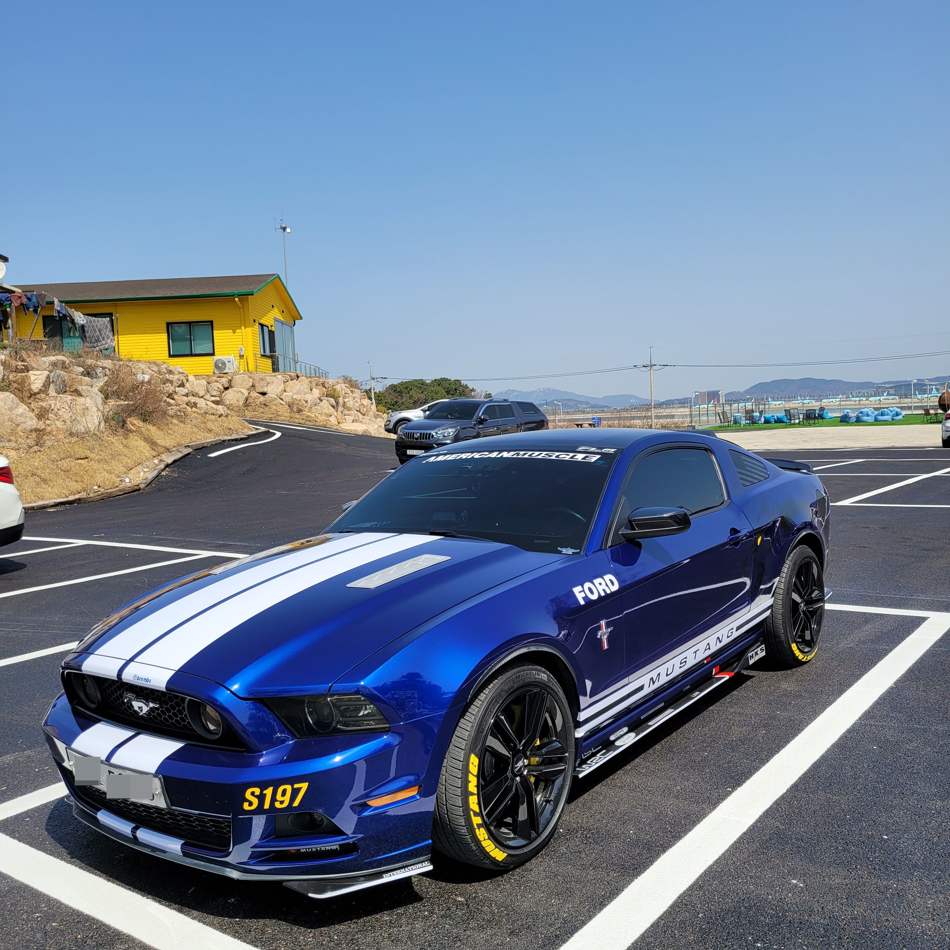  영종도 이색 카페...비행기를  보며 맛있는 빵과 커피를 먹고 오다. with mustang
