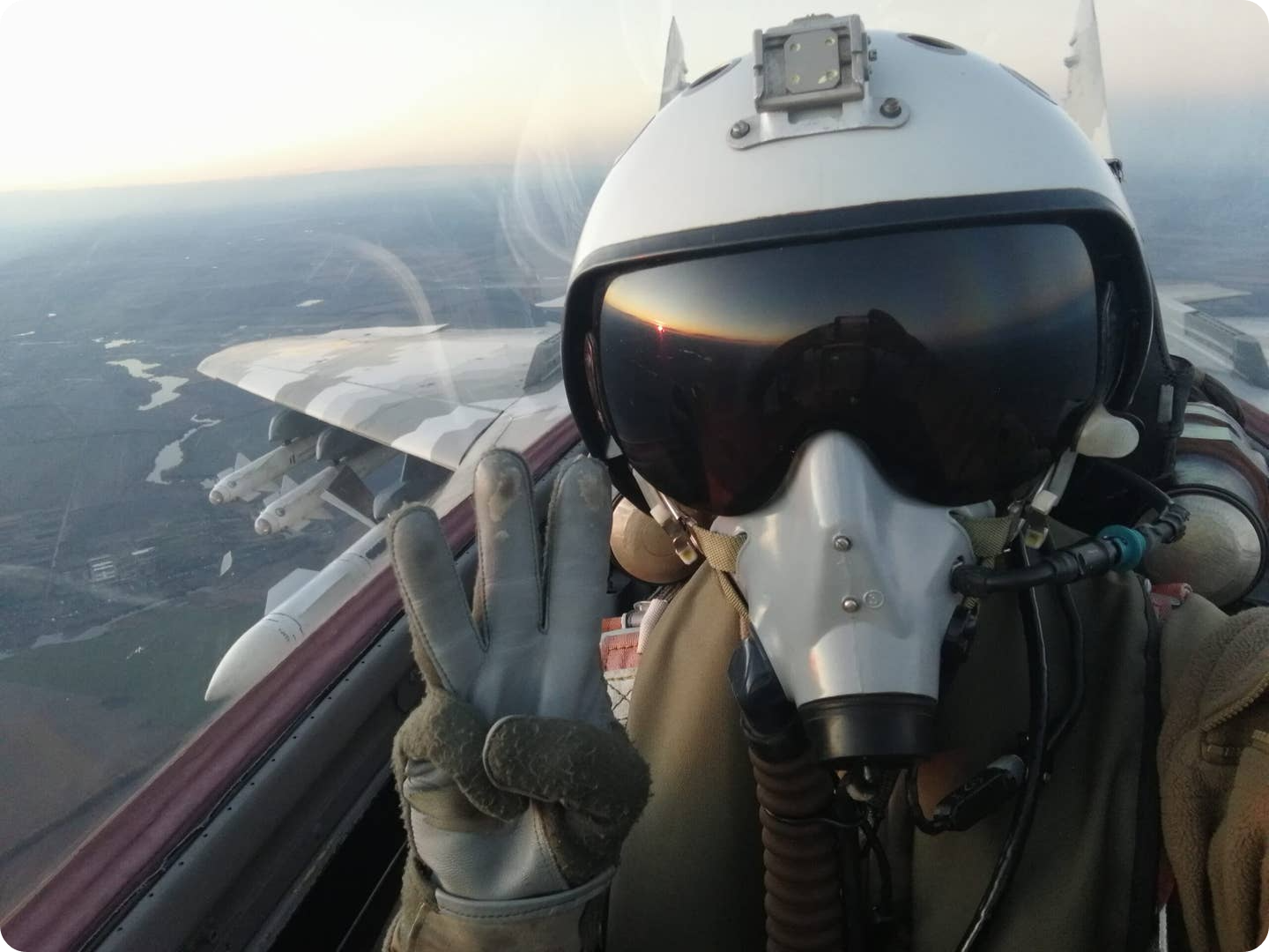 Mig-29를 탑승하고 있는 ‘Juice’는 우크라이나 국가 상징인 삼지창을 손가락으로 표현하고 있다.