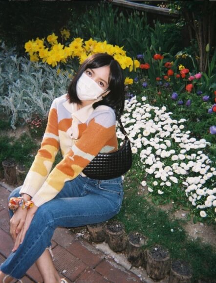 꽃밭화단에-앉아있는여성