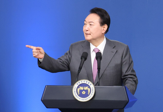  윤 대통령 "집값 안정" 자평, 경제학자 "뭘 하셨는데요?"
