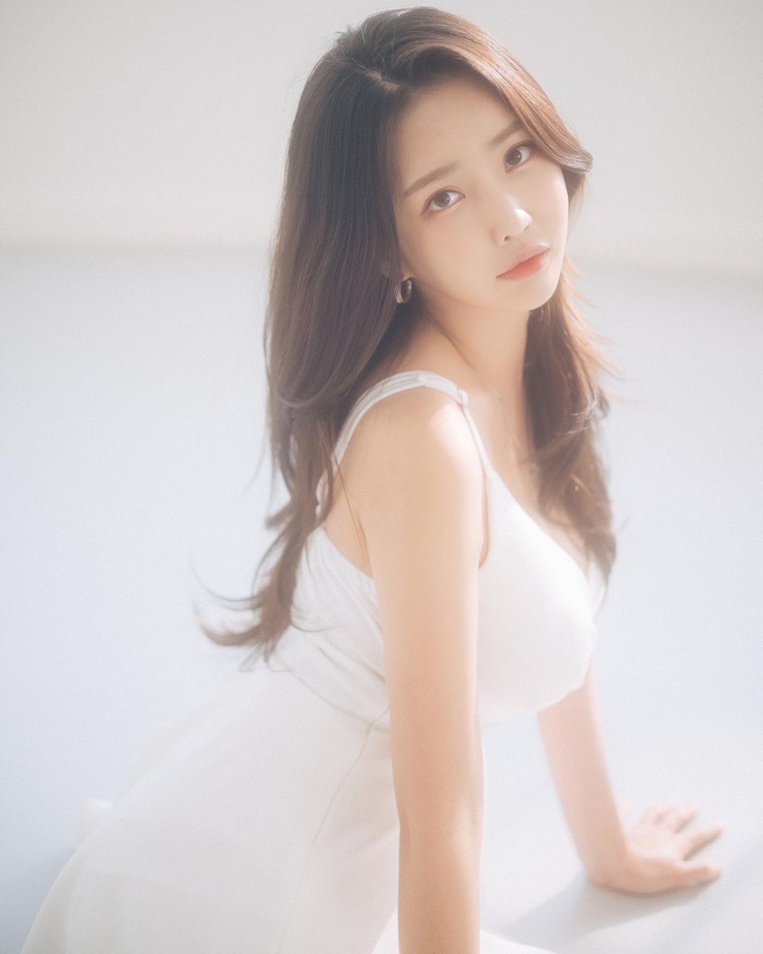 레이싱모델 이해른 블랙앤화이트 민소매 사진들 모음 + 레드 원피스 드레스