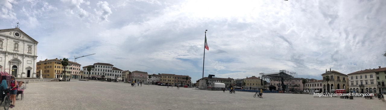 Piezza Grande 중앙 광장 전경