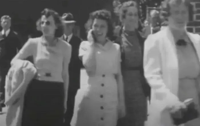 1943년 촬영된 휴대폰을 사용하는듯한 여성의 사진