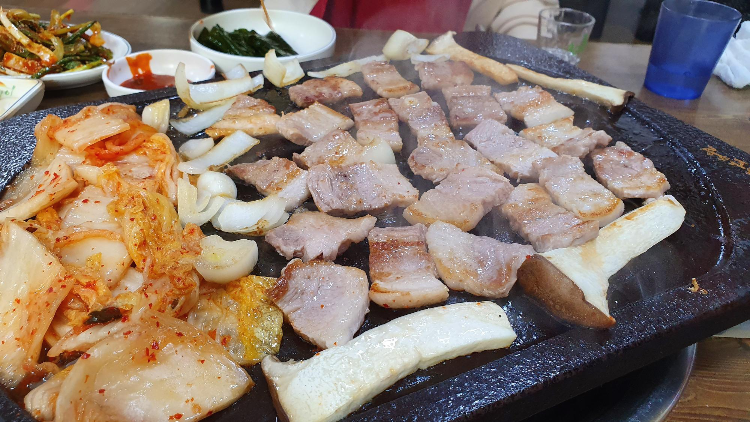 제일식당 돌판삼겹살과 김치