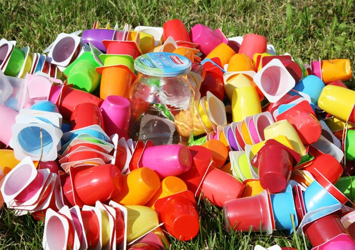 잔디-위에-일회용품-플라스틱-컵-그릇-쓰레기-더미가-있는-모습