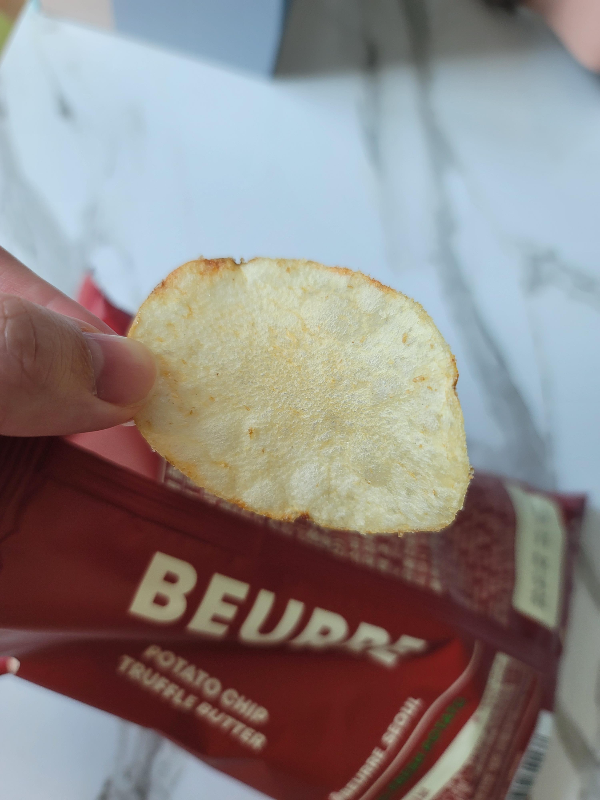 뵈르 트러플 버터 생생감자칩 과자 정면 모습