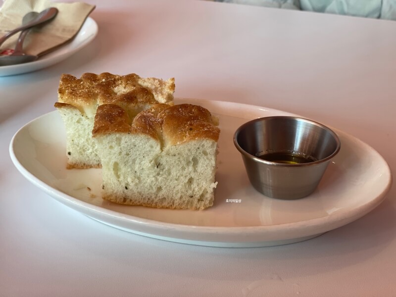 애견 동반 수원 타코 맛집 뽁식당 호매실점 - 식전빵