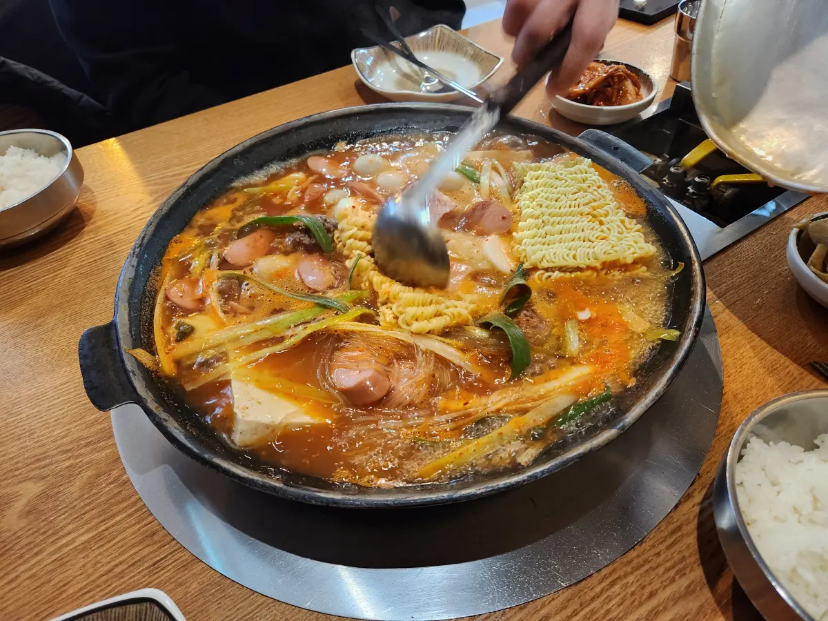 은평뉴타운-구파발-맛집-은평롯데몰-오뎅식당-부대찌개-직원이-직접-조리해주는-서비스